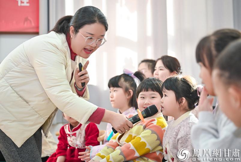 阅读老师带领孩子们及监护人共读团圆年俗主题亲子绘本