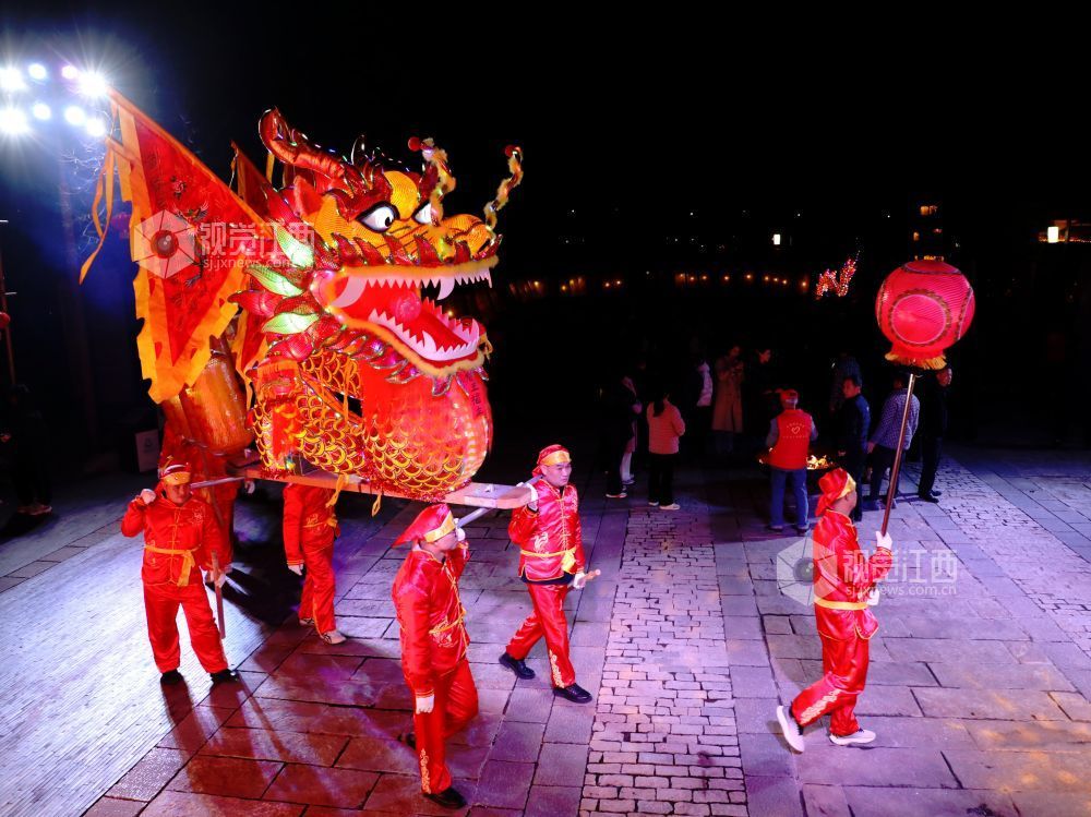 江西分宜：百米板凳龙闹新春（图）