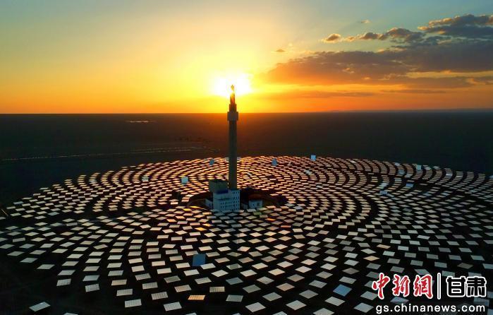 图为我国规模最大的10兆瓦塔式熔盐光热发电项目（资料图）杜雨林　摄