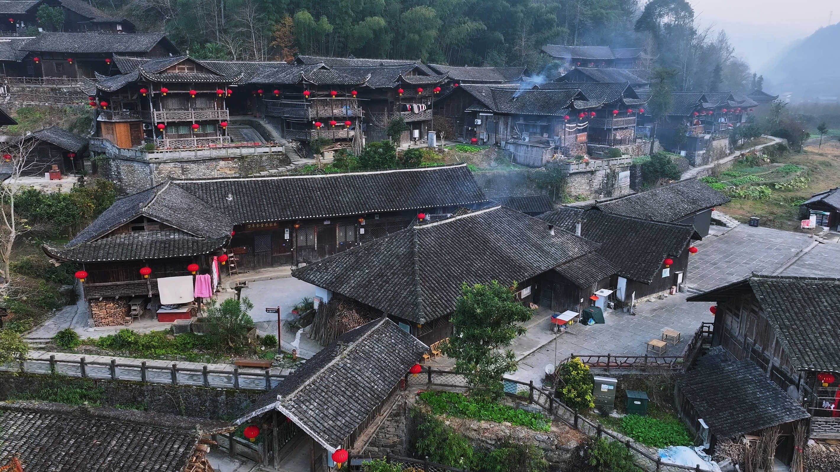 《穿越古今的应急智慧》走进恩施彭家寨 揭秘土家吊脚楼中的应急安全智慧