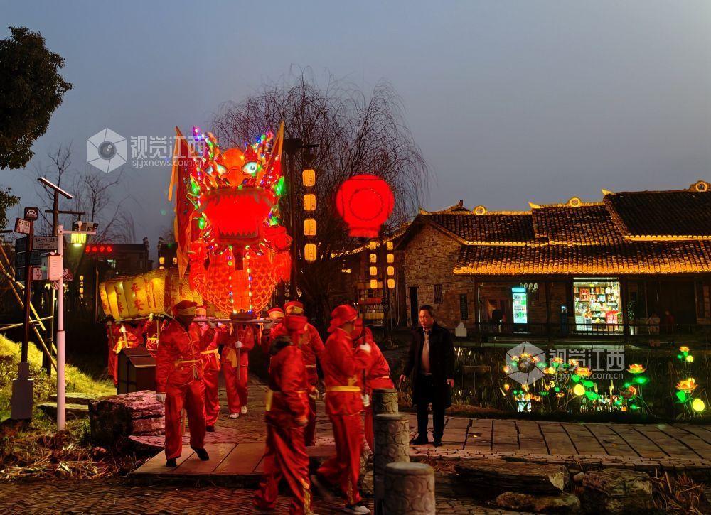江西分宜：百米板凳龙闹新春（图）