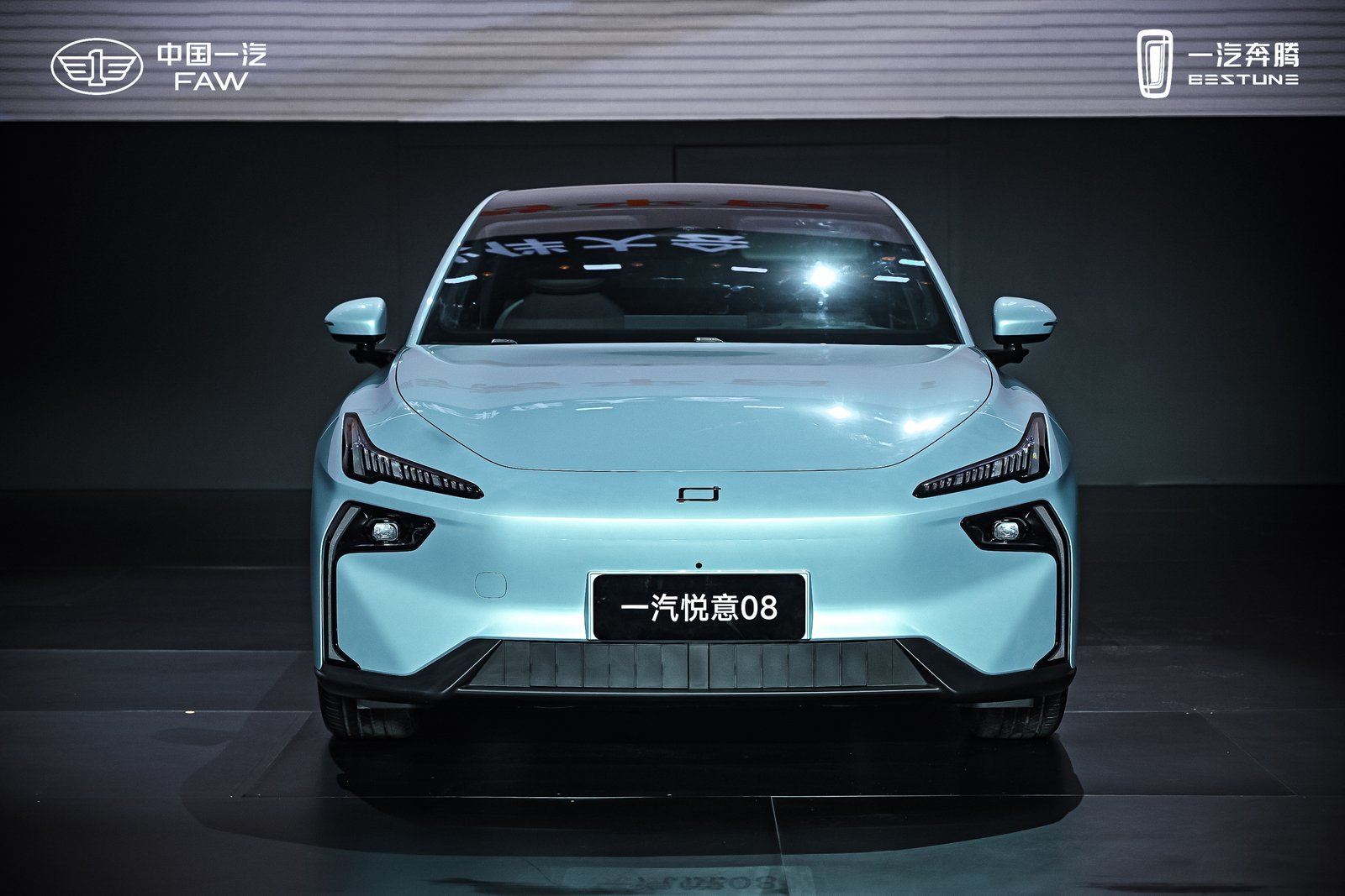 一汽悦意08量产车型首次实车亮相 尾标为“FAW”