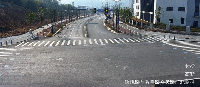 寒假到来，长沙部分信号灯开启“白天黄闪”模式。监控视频截图