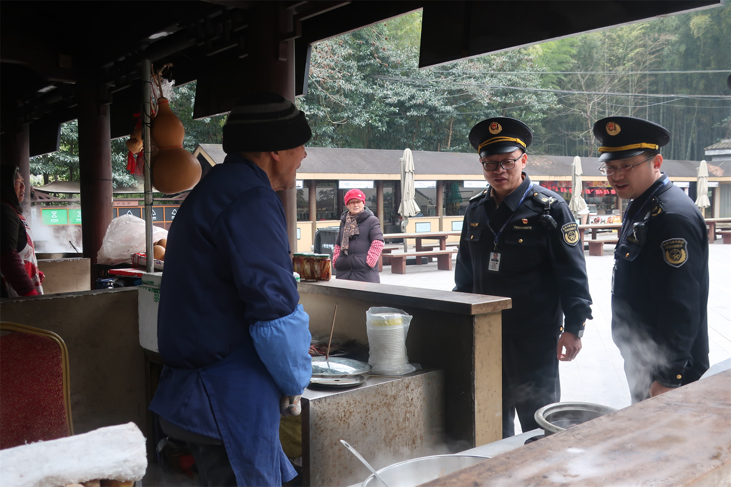 鄞州：年味渐浓 “执法蓝”暖心守护祈福路