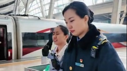 新春走基层｜陪视障旅客归乡这一路，她被十几双手稳稳拉住