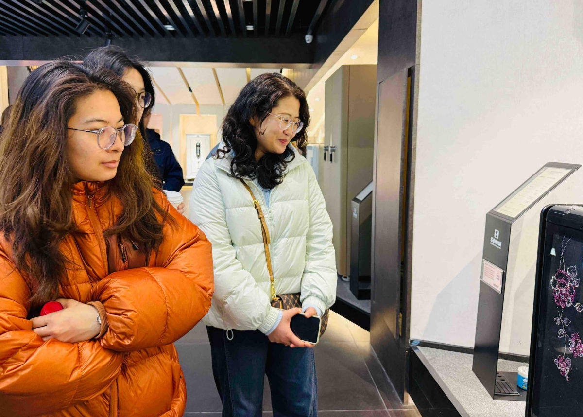 参与活动的市民正在参观。