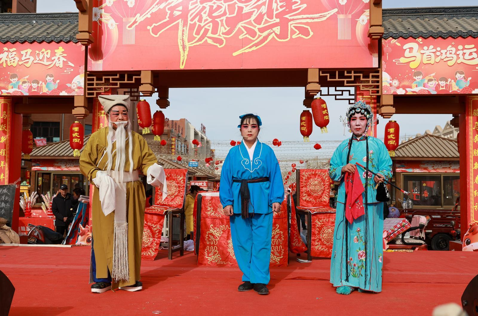 2��10�գ�������Ⱥ���ؾ����ڽ�����������п�չ��ǻչ�ݻ��Ϊ����������һ����������ǻ�ݳ���ӭ���´��ѽڡ�