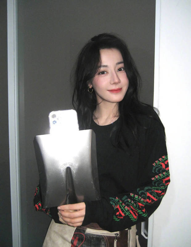 迪丽热巴面露温柔笑容，魅力十足。