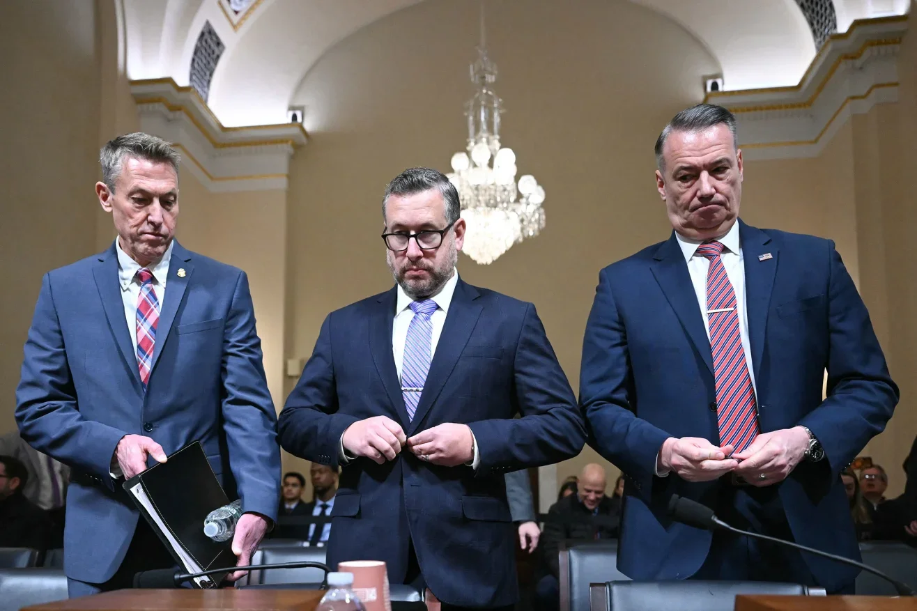 美媒：高官接连破防，丑闻越挖越深，特朗普中期选举悬了