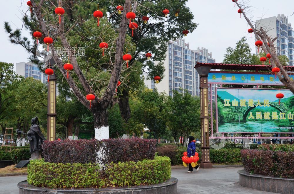 2月11日，新春临近，江西省吉安市永新县市政广场上张灯结彩，红灯笼与文明创建标语相映成趣，迎春氛围十分浓厚。