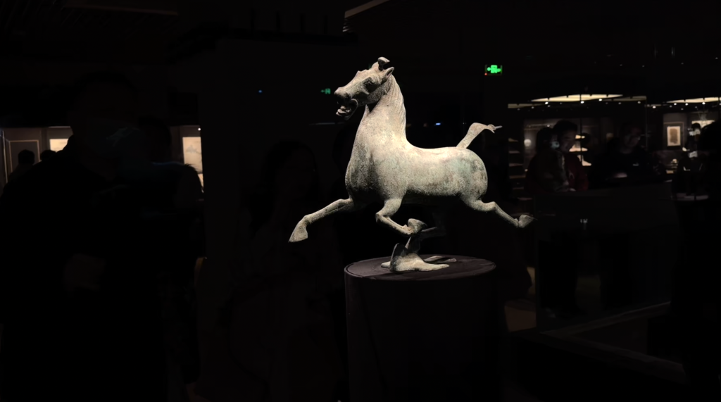 这是甘肃省博物馆展出的铜奔马复制品　新华社记者　马莎　摄