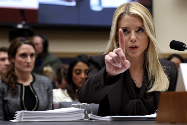 爱泼斯坦案听证会上,美司法部长发飙:你笑什么