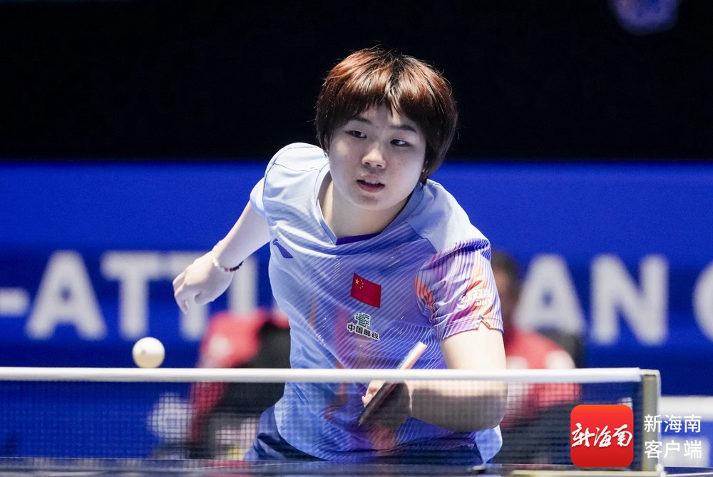 蒯曼在比赛中回球。记者 李昊 摄