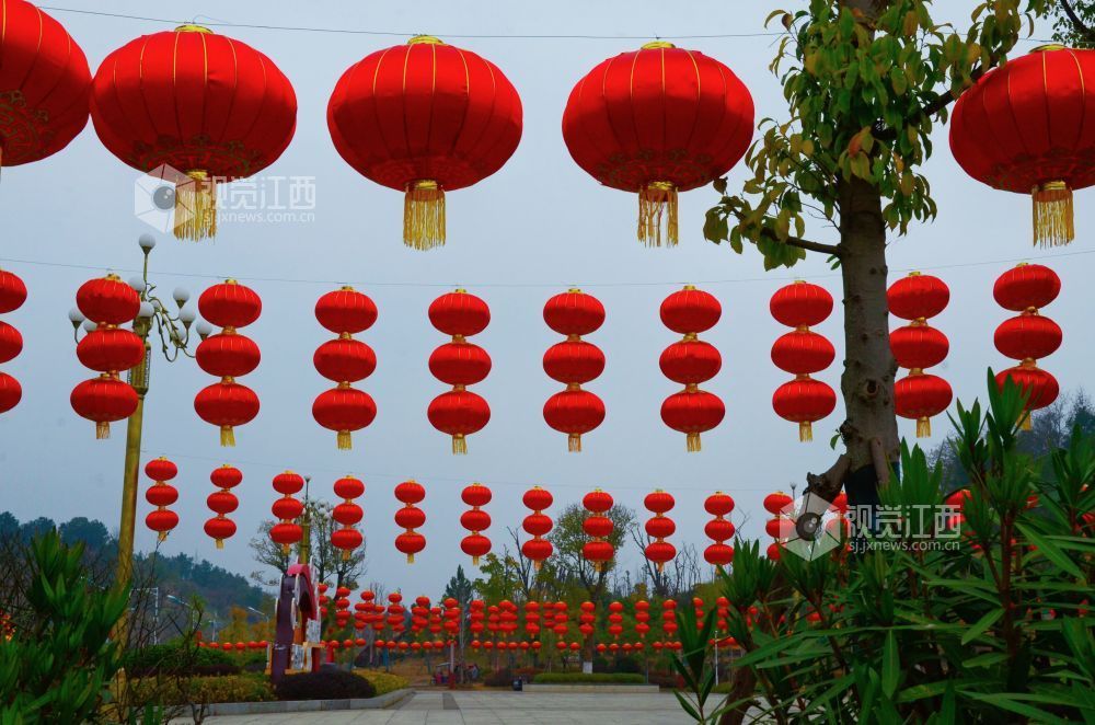 2月11日，新春临近，江西省吉安市永新县仰山公园里，成排的红灯笼整齐悬挂、层层叠叠，将城区装扮得格外喜庆热闹。