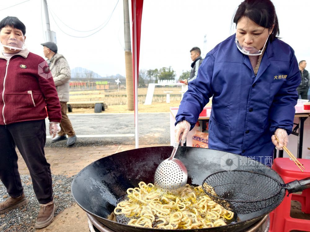 江西分宜：炸丸子切米糖 烟火气里迎新春（图）
