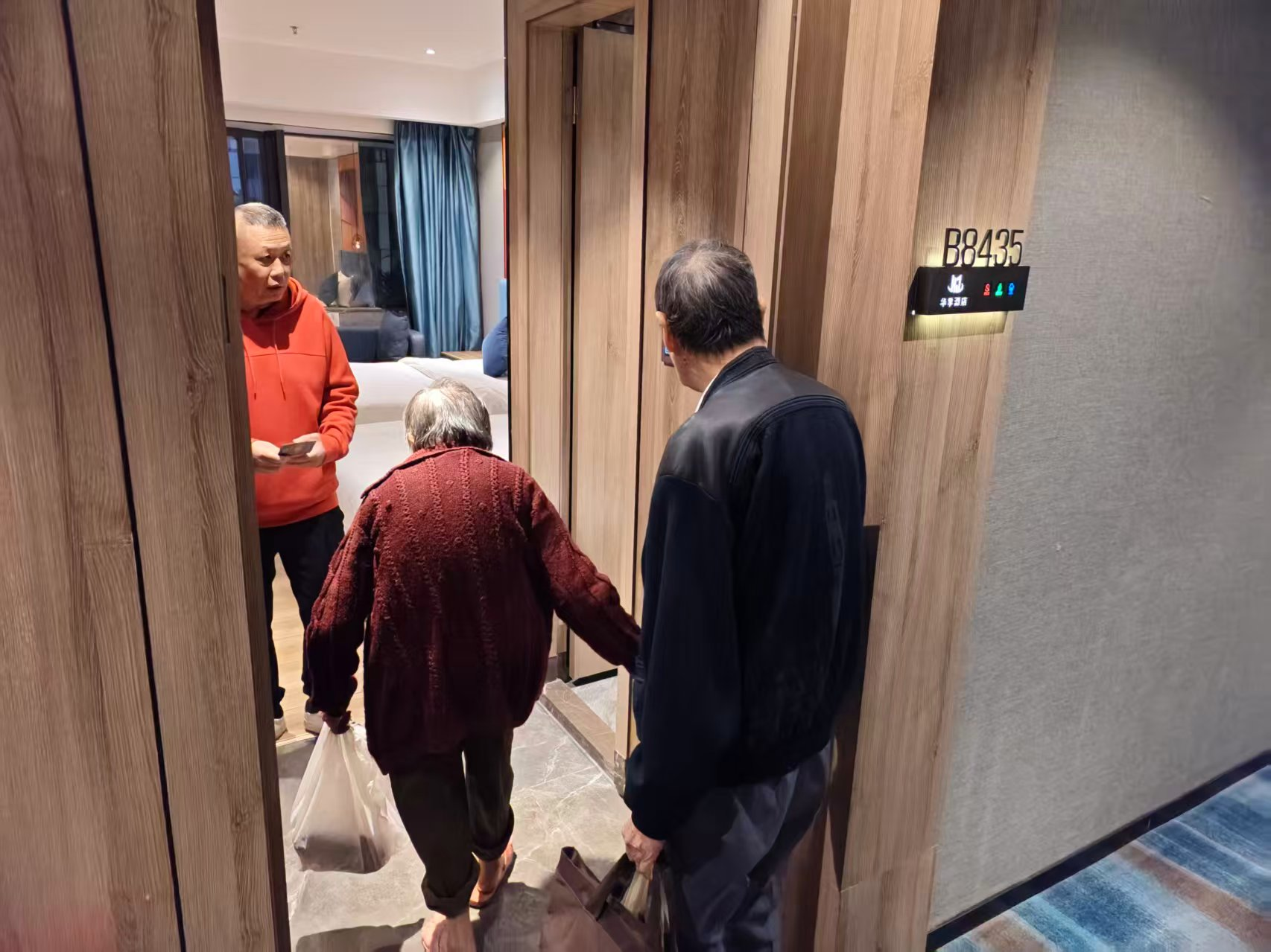 老人家被紧急转移到酒店
