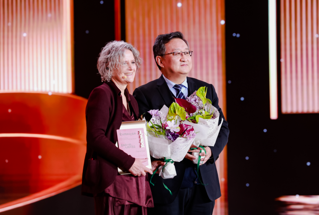 注册西医、1991年成为针灸师的瓦莱利亚(左)