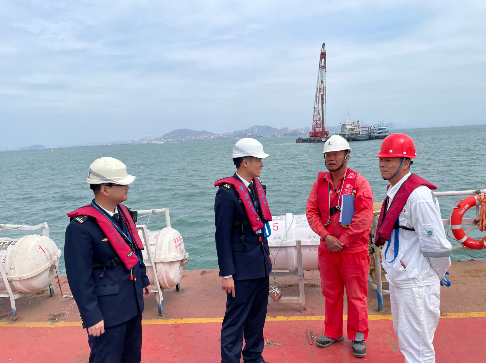 护航世界最长海陆双向定向钻工程 南山海事坚守一线保障大湾区能源动脉安全贯通