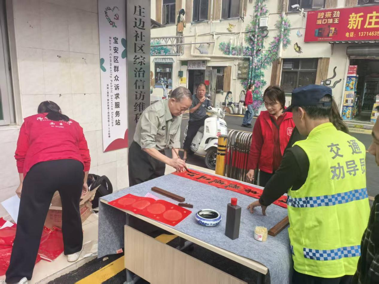 庄边社区军民同台挥毫,共书社区“团圆福”