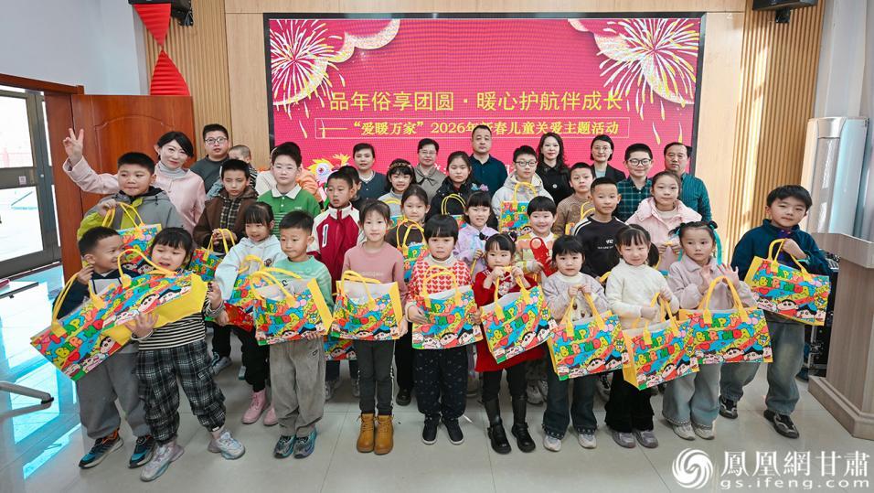 孩子们收到新春福包