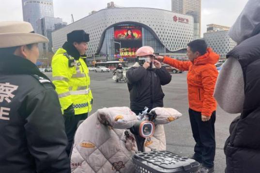 平安产险石家庄中心支公司联动交管部门开展交通安全公益行动