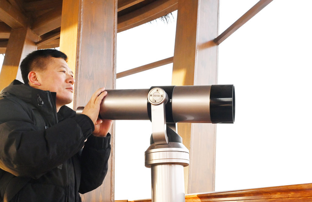 1月31日，白洋淀周边某湿地，“鸟叔”韩战桥对栖息在这里的野生鸟类进行巡查。河北日报记者 刘光昱摄