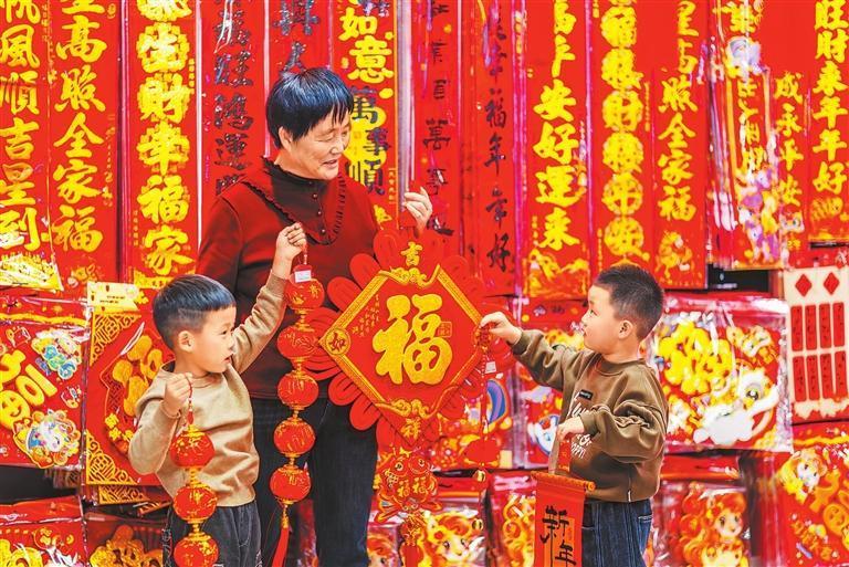 春节将至，张掖市甘州区一家超市里，市民正在选购春联、福字。新甘肃&middot;甘肃日报通讯员　杨潇