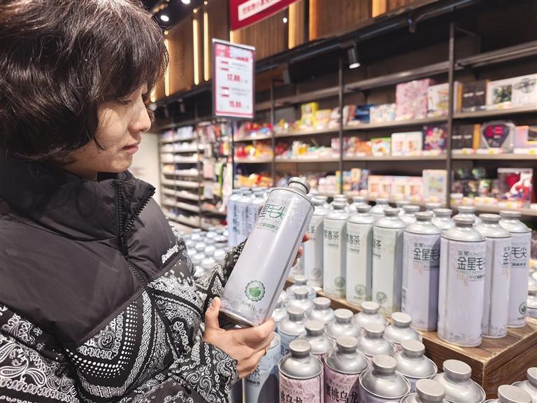 市民在商超选购茶味啤酒