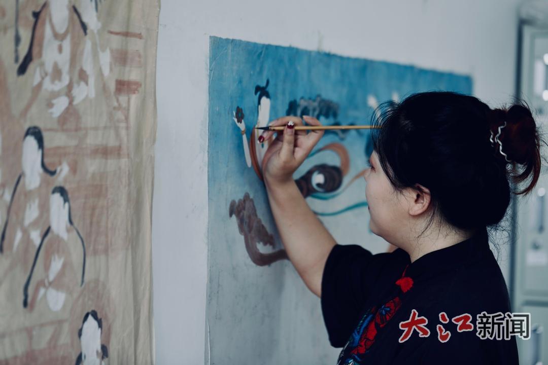 魏荣荣在临摹壁画