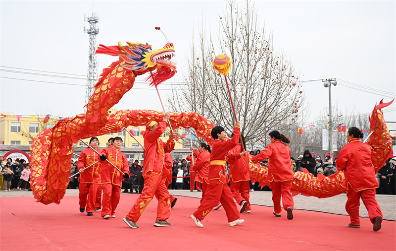 2月10日，隆尧县千户营村民在“村晚”现场表演省级非遗项目南鱼龙灯。