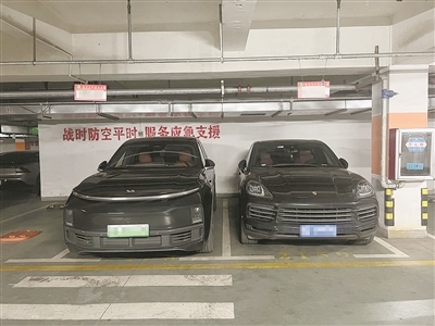 两车之间的空间较窄