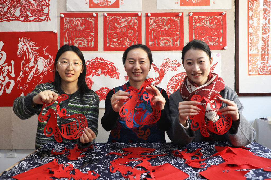 2月10日，唐山市丰润区太平路街道冀新社区，居民展示自己创作的生肖马剪纸作品。