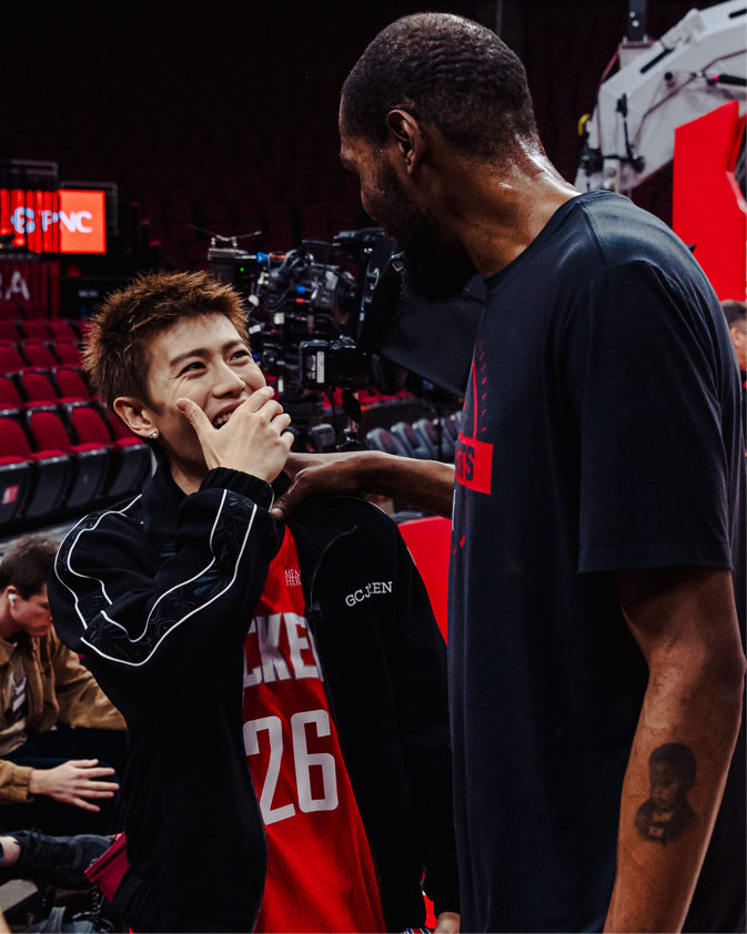 任嘉伦与休斯顿火箭队球员凯文&middot;杜兰特交流