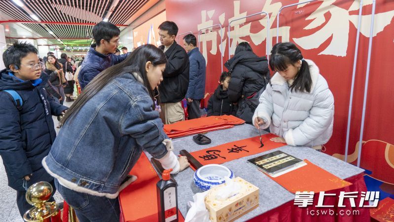 2月9日，“马上有福”——2026年长沙地铁书法名家送春联活动在侯家塘站举行。 均为通讯员供图