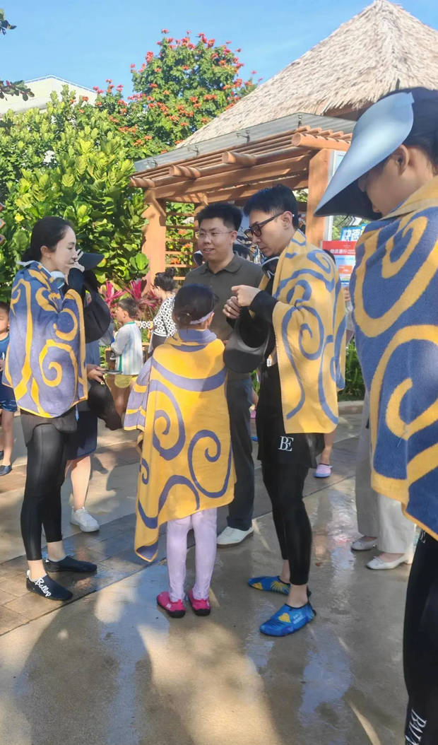 搜狐娱乐讯 近日，董璇与老公张维伊带着女儿小酒窝到三亚过年，一家人在水上乐园开心玩耍，氛围欢乐融洽！好漂亮的酒窝