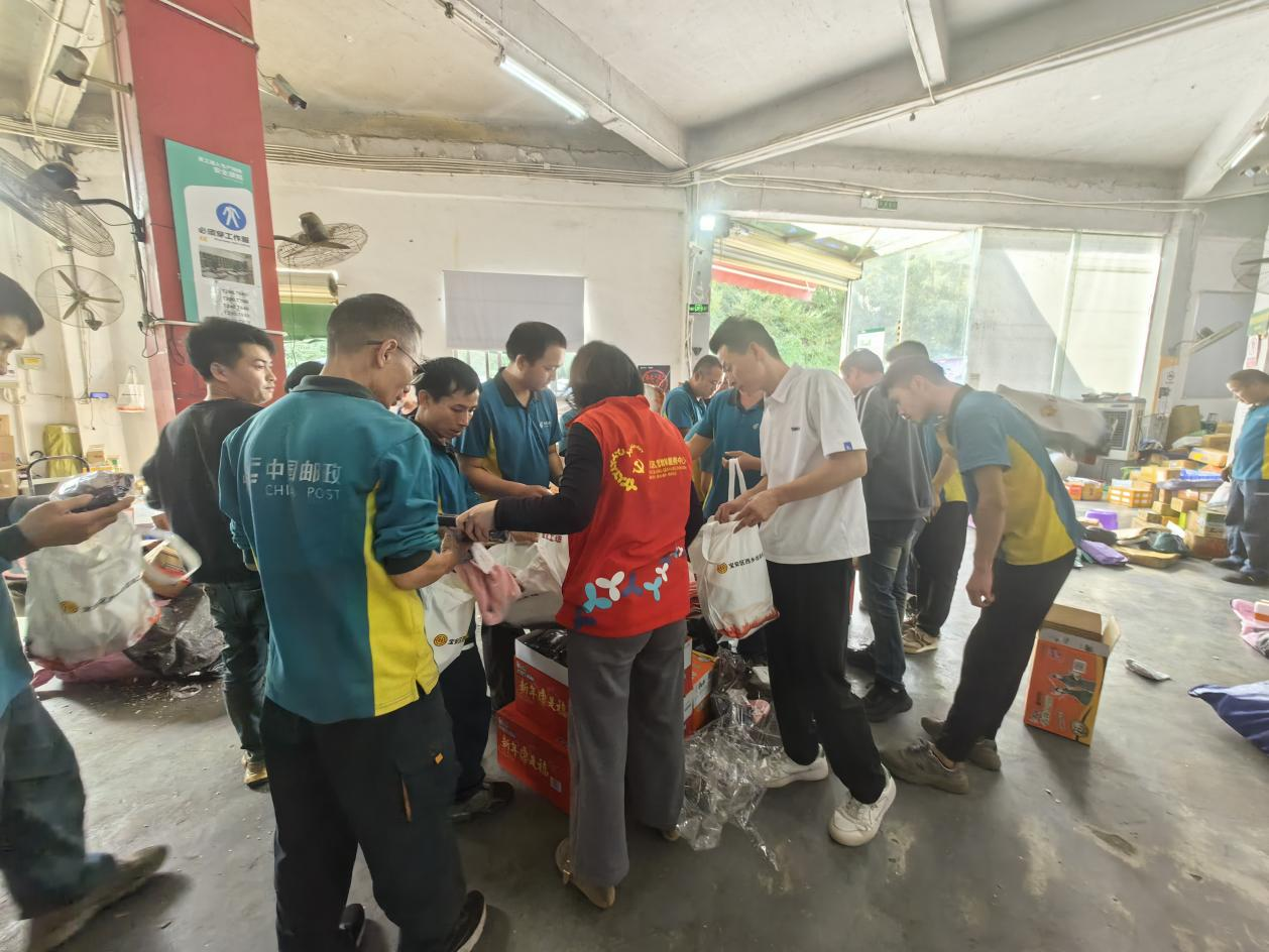 铁岗社区工联会慰问新业态快递员，真情关怀暖一线 “城市摆渡人”