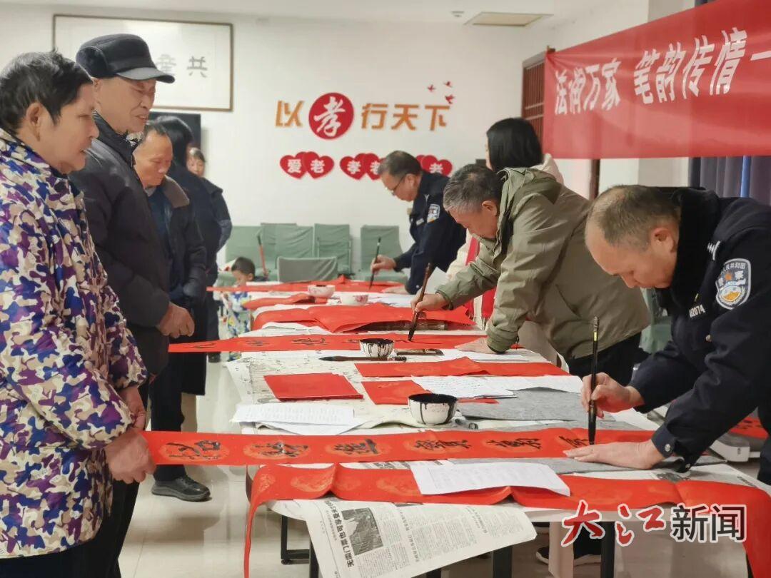 分宜警察协会开展“万福迎春”普法进社区活动