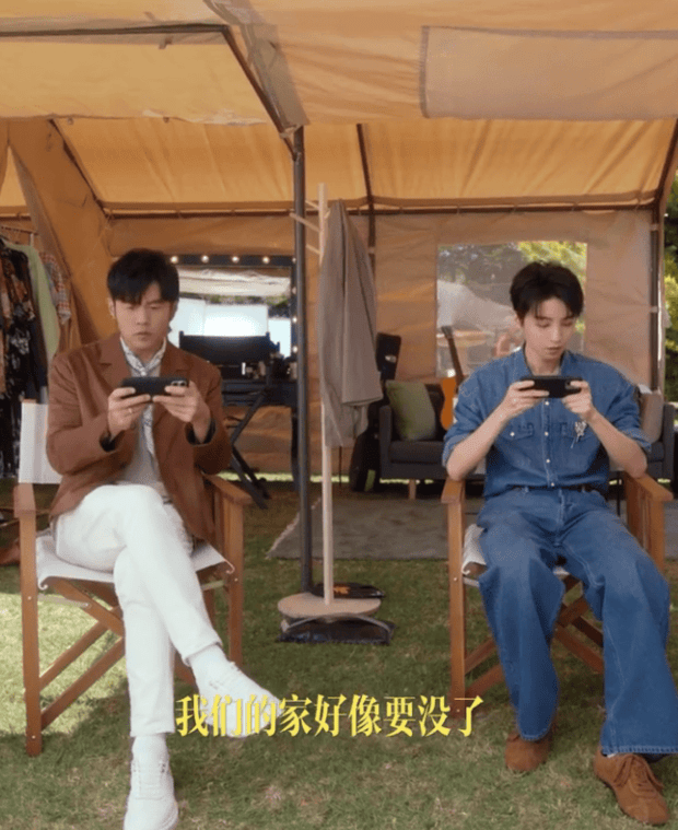 王俊凯与周杰伦一起拍视频。