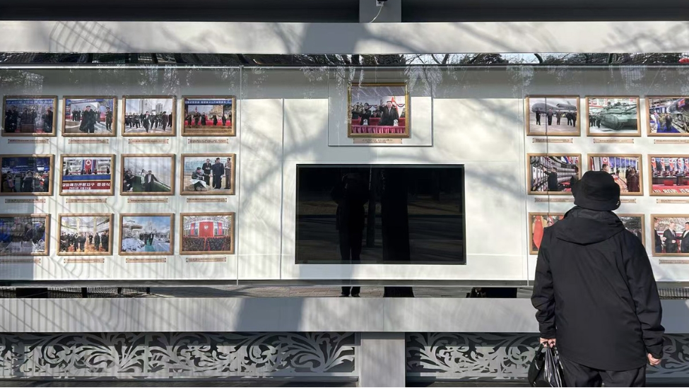 金正恩父女合影首次C位亮相朝鲜驻华使馆公告栏