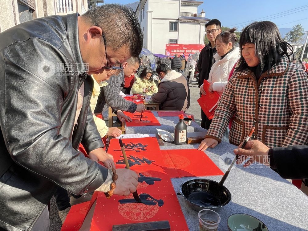 新春将至，年味愈浓。2月8日，江西省萍乡市上栗县鸡冠山乡秋江雅苑安置区开展迎新春群众文化活动，为流源水库第一批搬迁安置群众送上浓浓年味，让大家在新居感受团圆暖意与新春的喜悦。