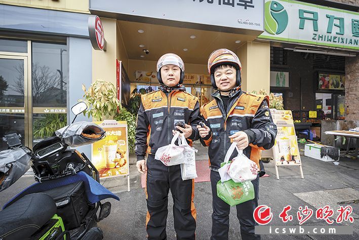 2 月12 日,长沙晚报记者跟随淘宝闪购外卖骑手高磊(左),沉浸式体验外卖配送。 长沙晚报全媒体记者 陈飞 摄