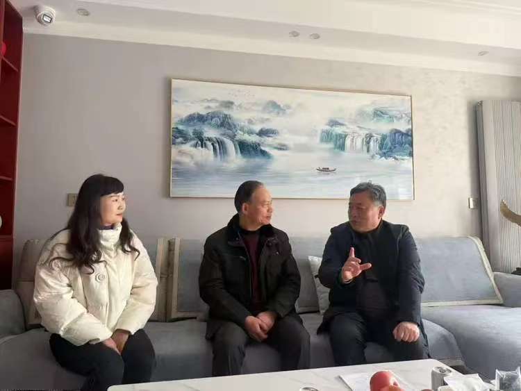 情暖新春 心系桑榆——漯河市实验小学开展新春走访慰问退休教师活动