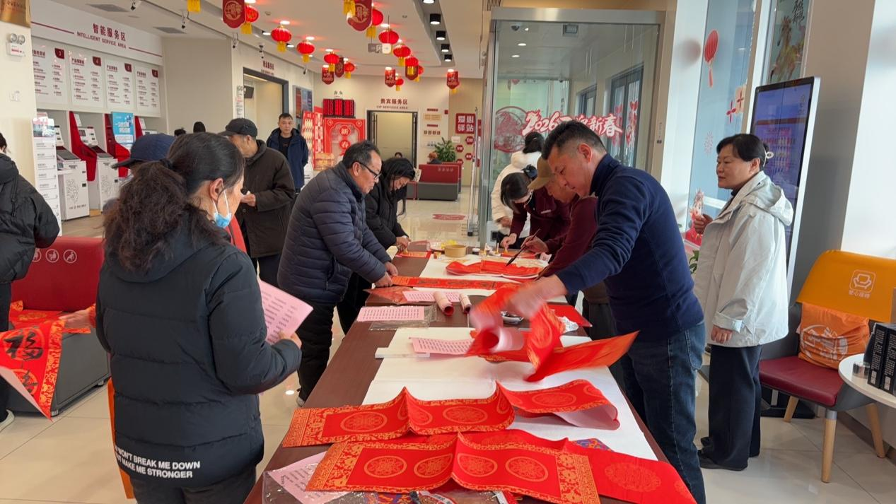 工行徐州云龙支行举办“翰墨迎春”主题写春联活动