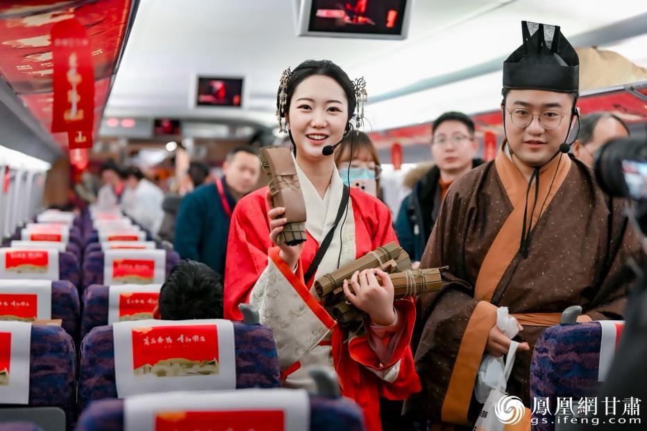 甘肃简牍博物馆讲解员为乘客讲述文物故事