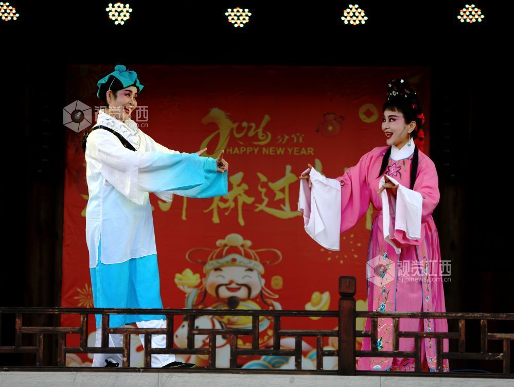 江西分宜:古村村晚贺新春(图)