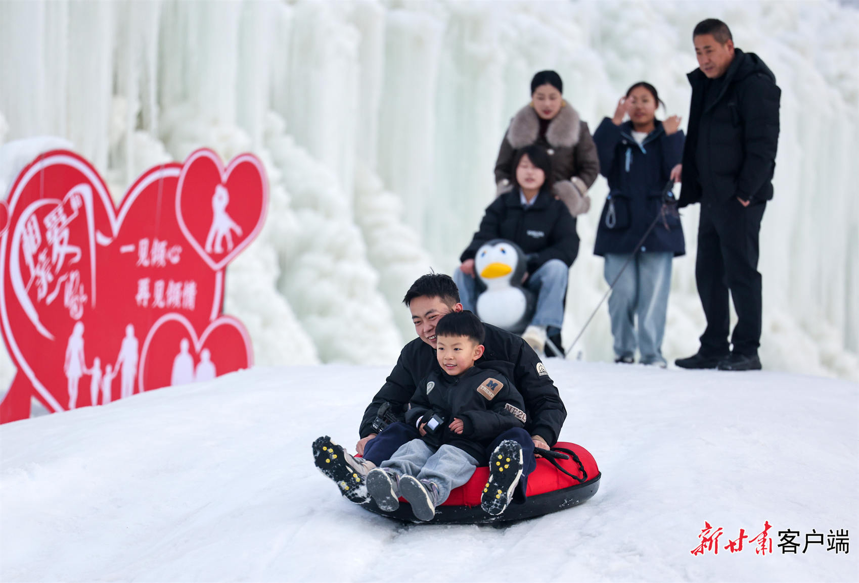家长带着孩子在青鹃山冰瀑大世界游玩　新甘肃&middot;甘肃日报记者　冯乐凯