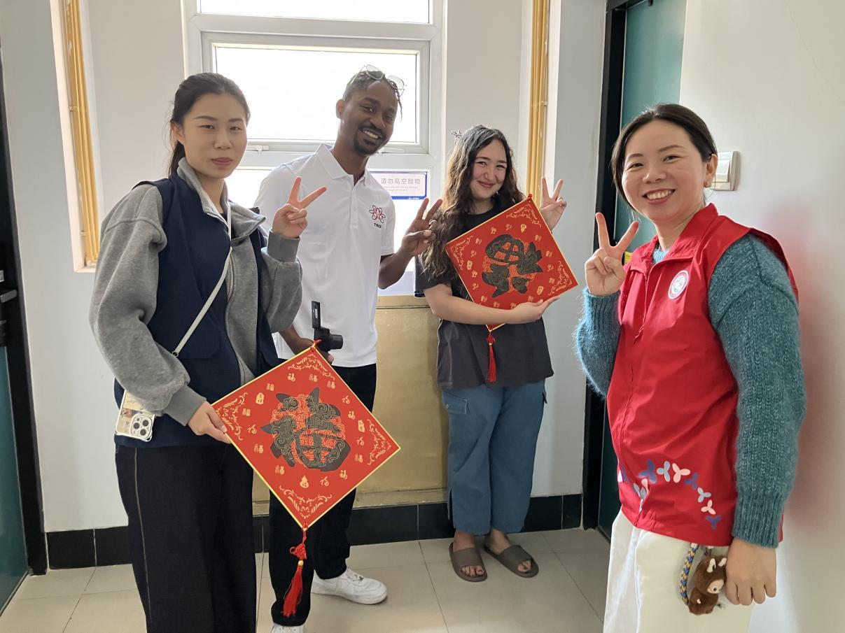 卓远在“扫楼”行动中为留学生送上新春福字