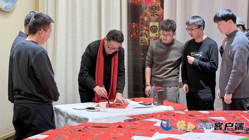 △青年人才正在和书法家老师一起书写春联