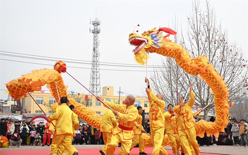 2月10日，隆尧县千户营村民在“村晚”现场表演省级非遗项目南鱼龙灯。