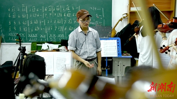 “湖南好人”宋嗣东在上音乐课。曹高林 摄